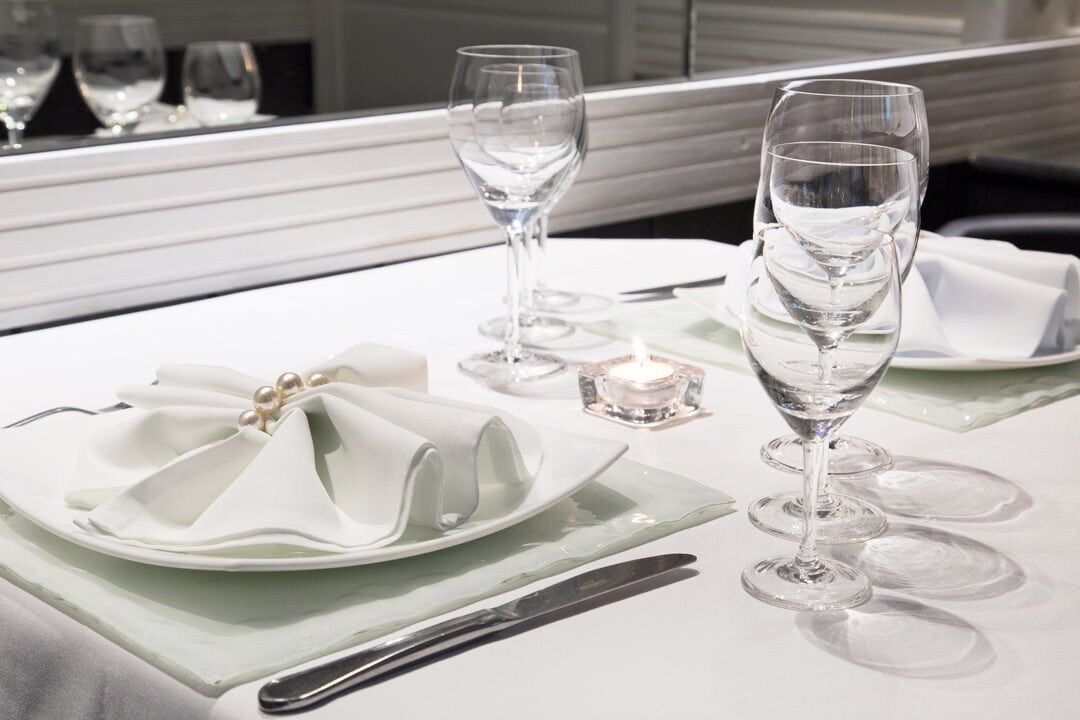 Mesa de jantar da Suíte tipo Premier do Bambina Hotel